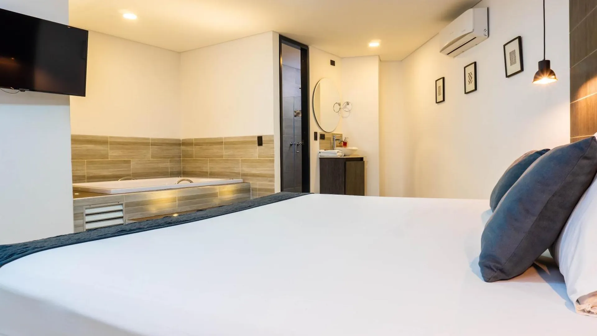 Hotel California City Medellin 4*,  Colombia